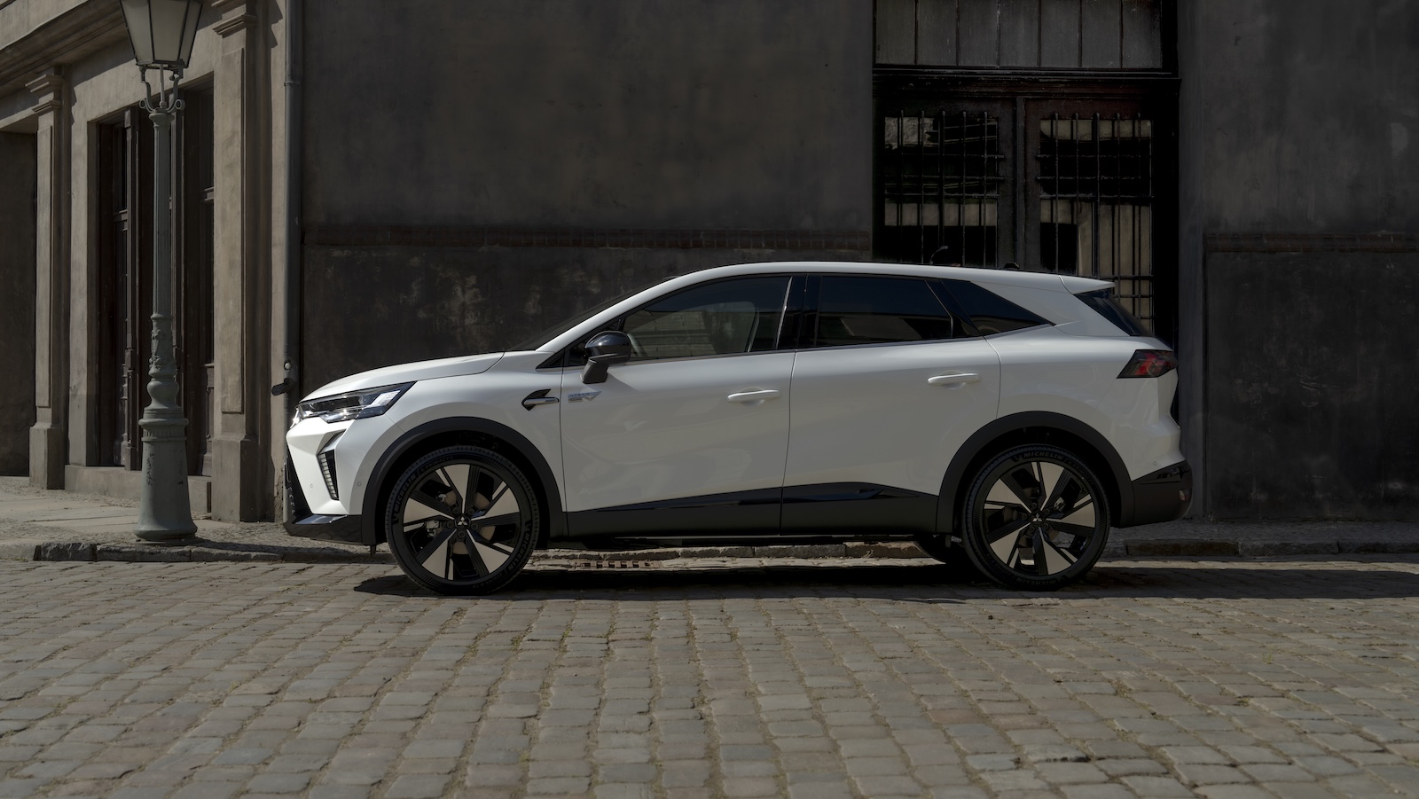 Νέο Mitsubishi Grandis: Υβριδικό Renault Symbioz με σήματα της Mitsubishi